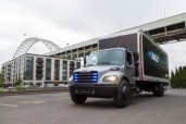 Daimler übergibt ersten elektrischen Freightliner Lkw für Praxiseinsatz bei Penske Truck Leasing in den USA