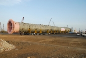 Ausnahmetransport zu Wasser und zu Land - Boxco transportiert 880 Tonnen schweren Trennturm für mexikanische Raffinerie auf 2 x 28 Achslinien SCHEUERLE-KAMAG K25 SPE zum Hafen von Mumbai 